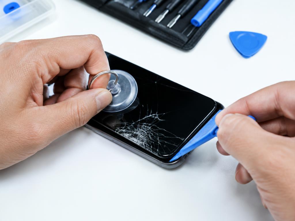 Troca de tela de celular em bancada técnica